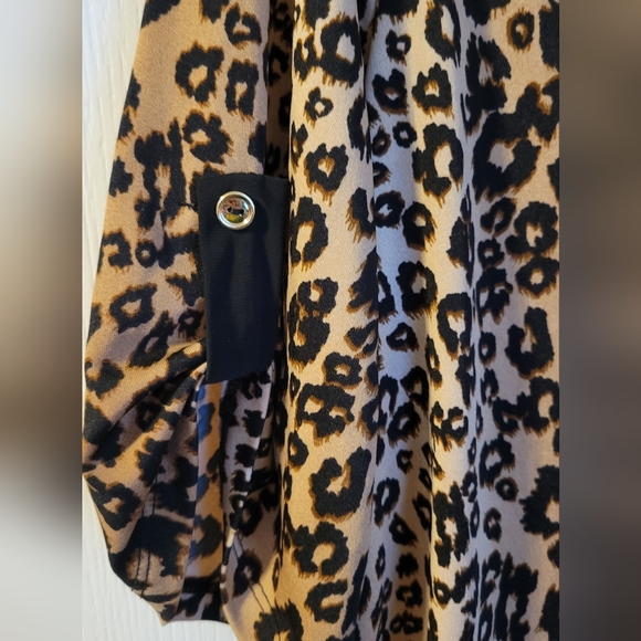 Women's v neck animal print blouse. Size L - Picture 3 of 5